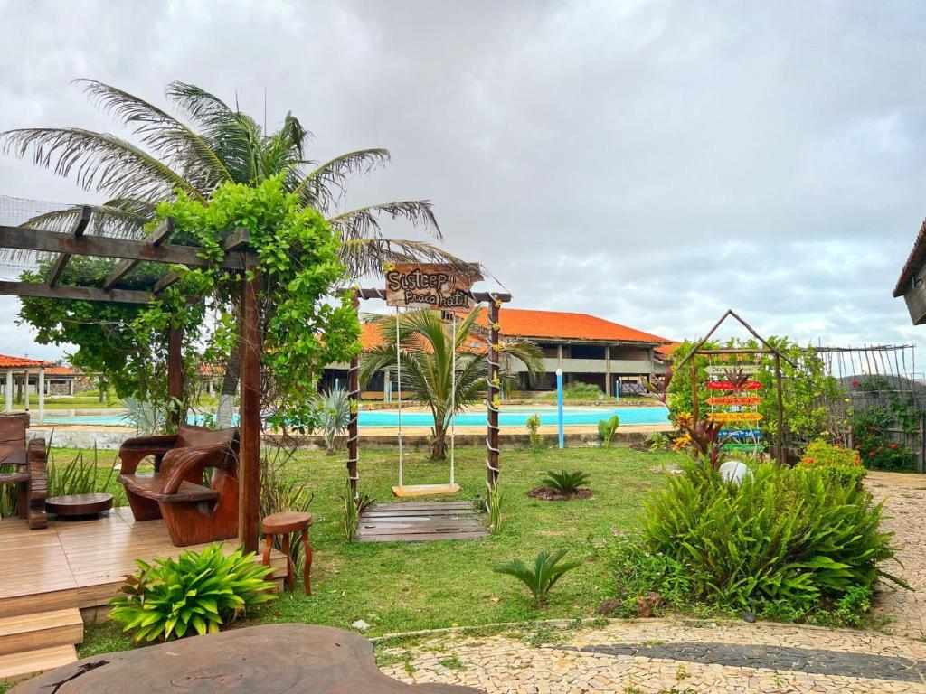 Jardim tropical e piscina do Sistcep Praia Hotel